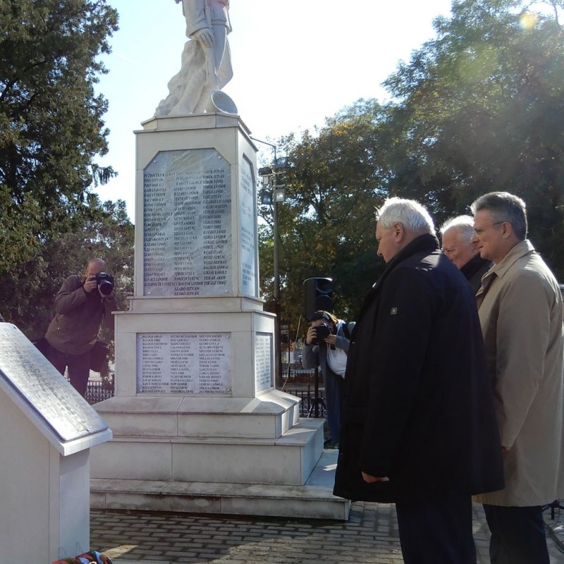 Emléktábla avatás 11